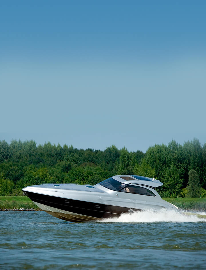 Speedboot in volle vaart op een rivier