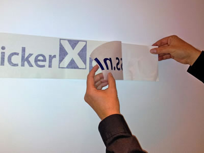 De tweede helft wordt van het rugpapier getrokken