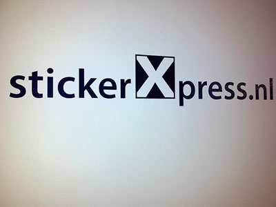 De belettering stickerXpress.nl zit strak op de muur