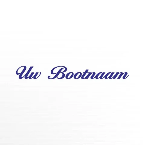 Bootnaam in donkerblauw schuinschrift