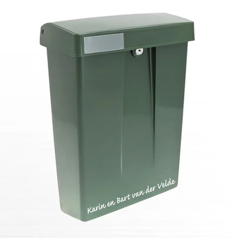 Groene brievenbus met een naam in witte letters