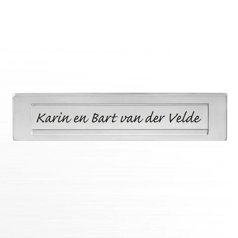 Naamsticker Karin en Bart van der Velde op een metalen plaatje